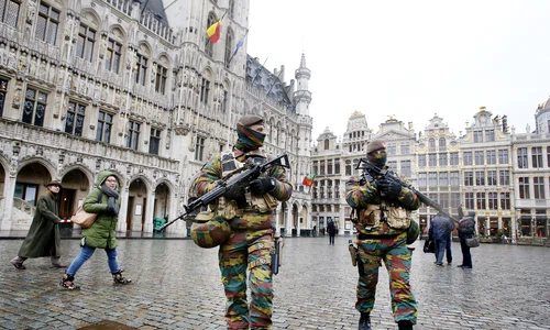 Militarii belgieni au «invadat» Piața Mare din Bruxelles jpeg