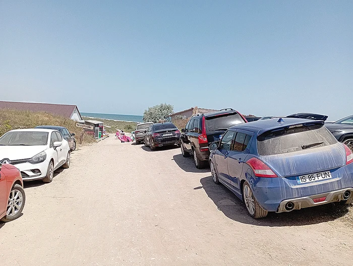 Șoferii au parcat  la întâmplare în zona  plajelor din Corbu. Foto: Blitz