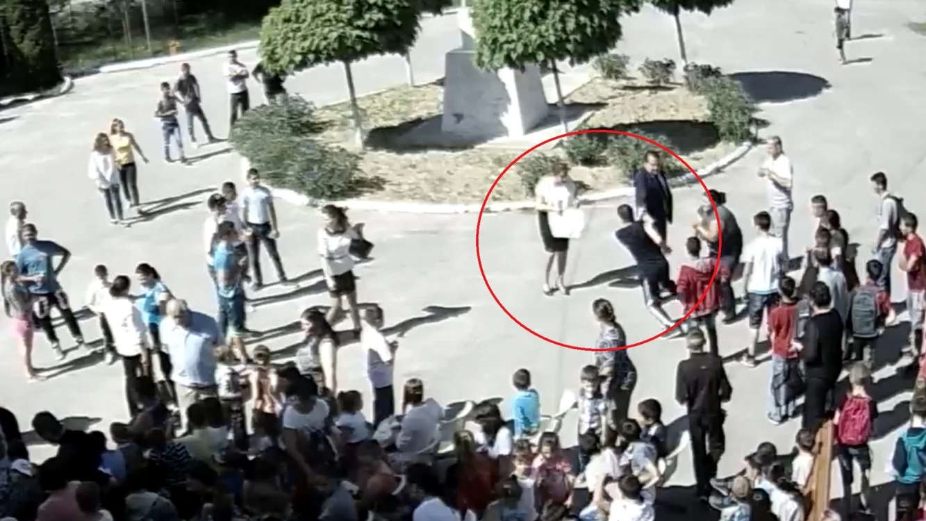 
    Un derbedeu: profesorul de sport a lovit o femeie. Elevilor nu le vine să creadă  