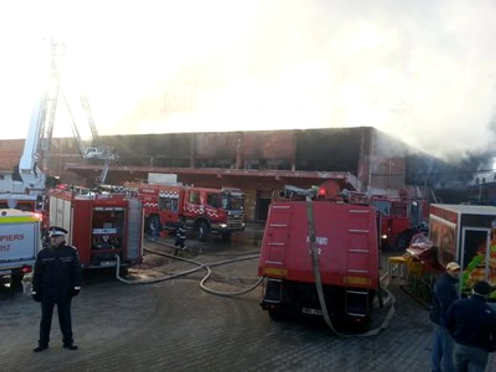 Incendiul de la Suceava amenință să distrugă cel mai mare complex comercial