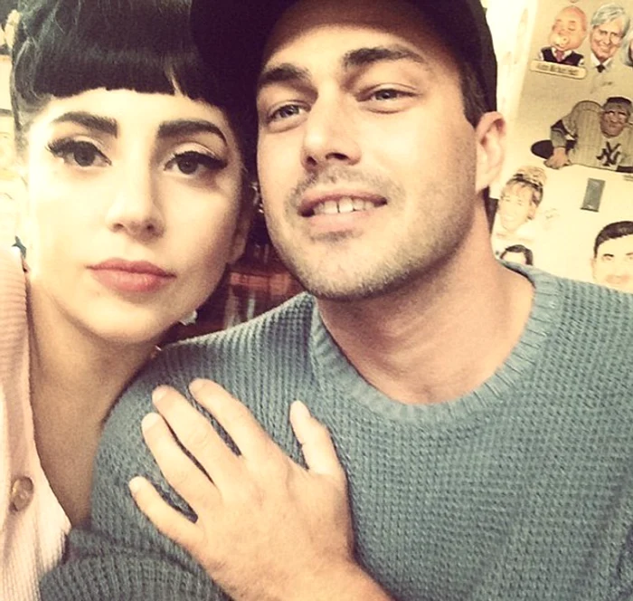 Lady Gaga și Taylor Kinney s-au cuplat după apariția lui în videoclipul piesei "You And I"