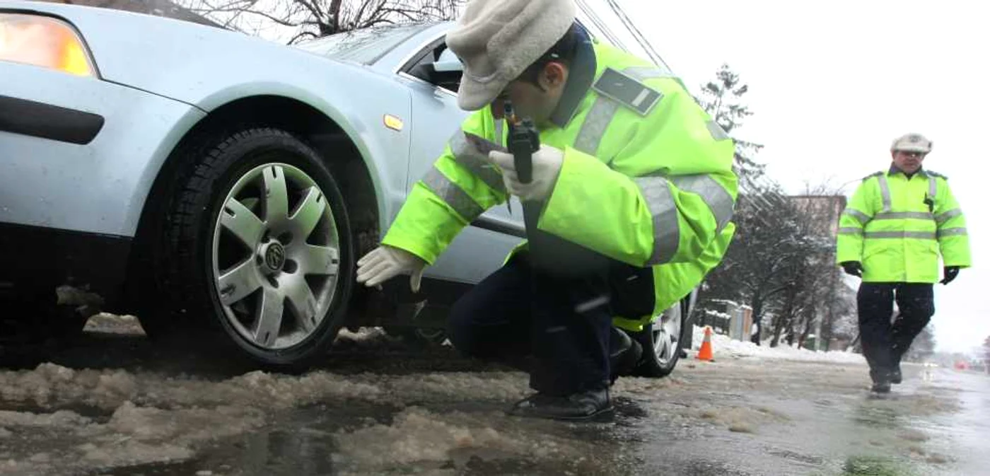 Poliţiştii au amendat 25 de şoferi care nu aveau cauciucuri de iarnă FOTO Adevărul