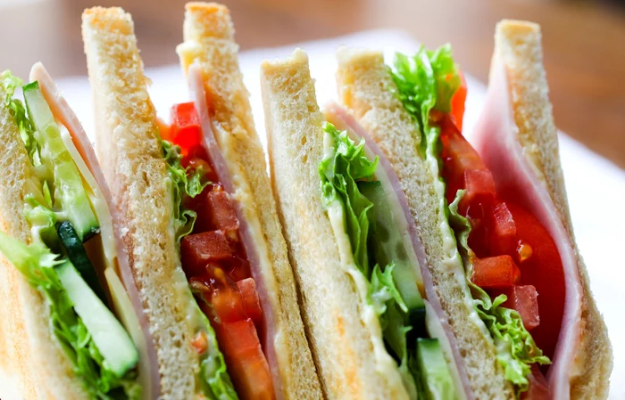 Elevii au găsit în sandvișurile primite la școală muște și fire de păr / foto: Pixabay