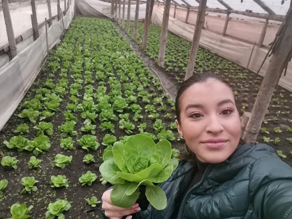 Denisa a lucrat de mică în solar, alături de familie FOTO: Arhivă Personală