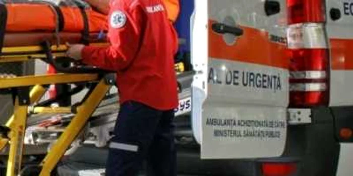 Medicii de pe ambulanţă au putut salva doar mama fetiţei