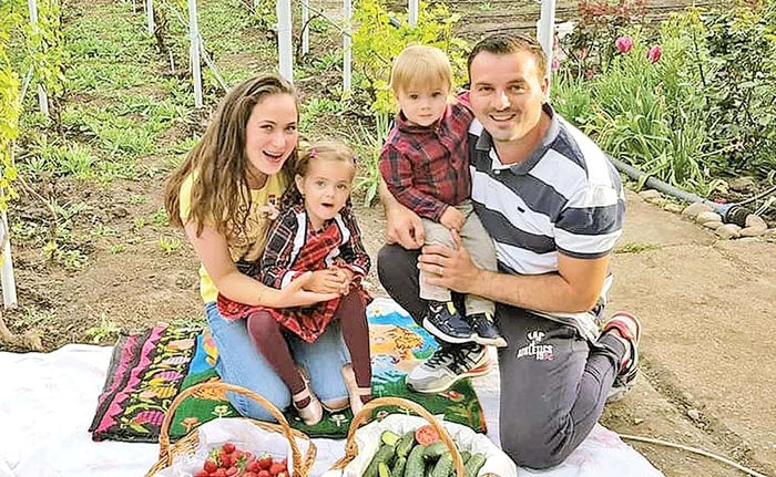 
    Familia Radu se simte  împlinită acasă,  în România  