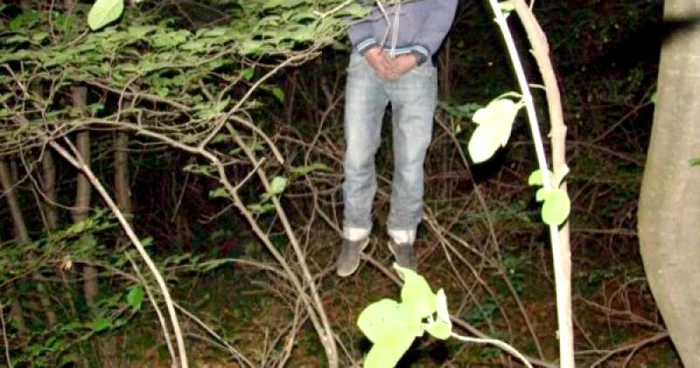 Intervenţie fulger a poliţiştilor braşoveni care au salvat viaţa unui tânăr care se spânzurase într-o pădure FOTO Ghidul Arădean