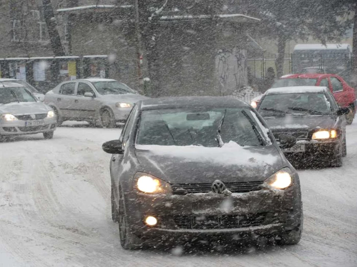 Traficul a fost îngreunat de căderile de zăpadă