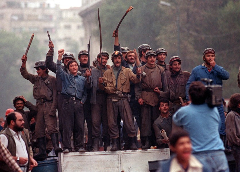 Umbrele mineriadei din iunie 1990. Mărturii din zilele în care democrația a fost bătută pe străzi: „Când a căzut lângă mine, a țâșnit sângele din el“
