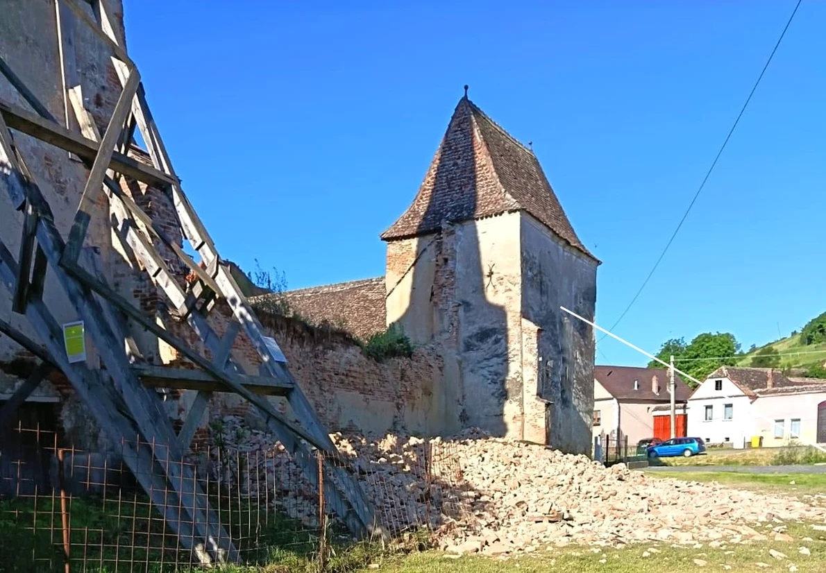 O porțiune a zidului de incintă al Bisericii Fortificate din Moșna s-a prăbușit (© Ministerul Culturii)