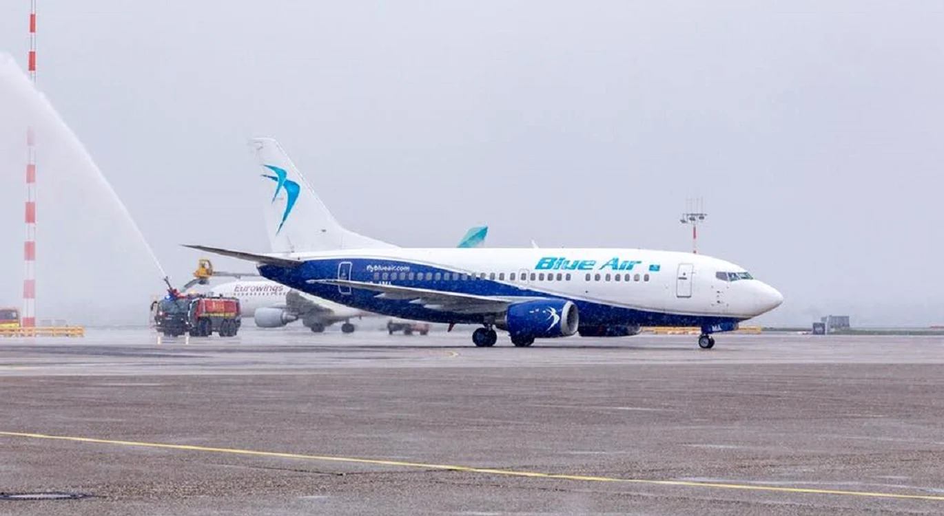 Avion Blue Air pe pista unui aeroport