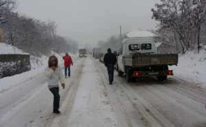 Şoferii au fost nevoiţi să conducă cu viteză foarte redusă