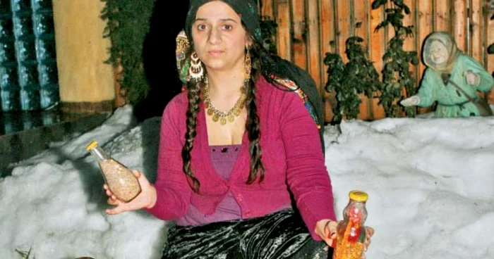 Pentru a-şi păcăli clienţii, şarlatanele apelează la recuzită spectaculoasă.