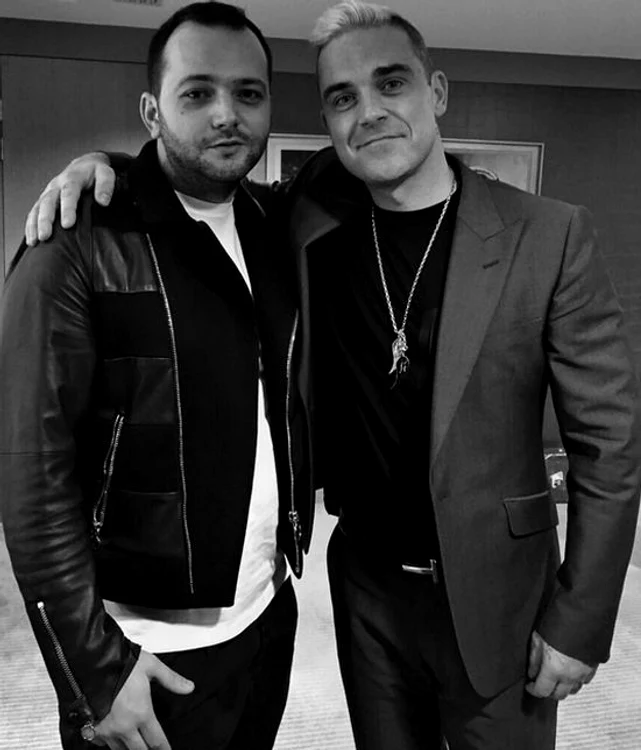 Concert Robbie Williams la Bucureşti. Mihai Morar s-a fotografiat lângă artistul britanic