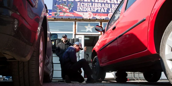 Anvelopele de iarnă sunt coşmarul angajaţilor atelierelor de vulcanizare
