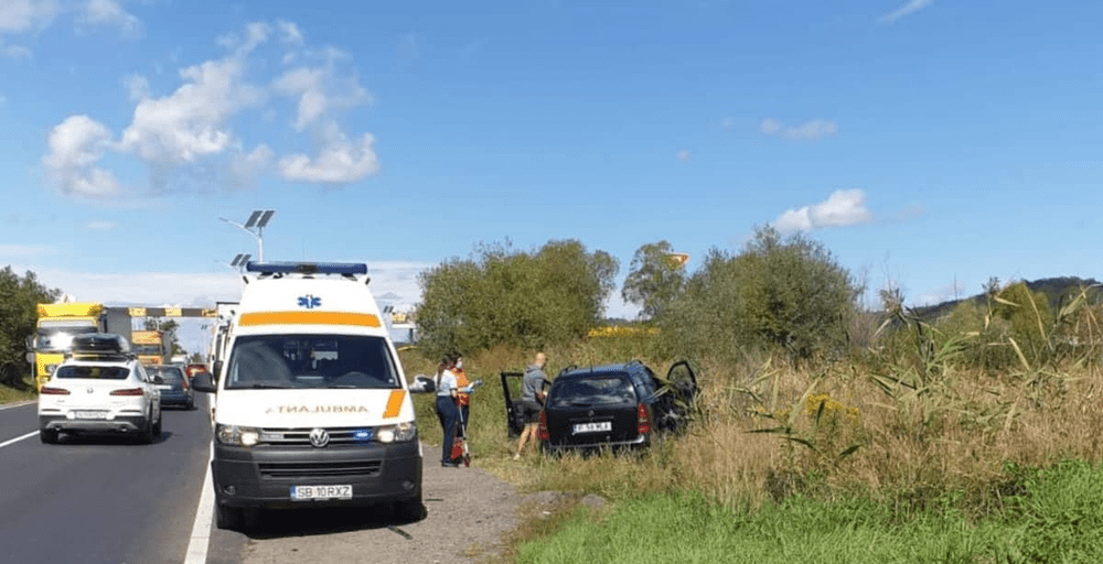 Circulație îngreunată pe Valea Oltului: un autoturism a intrat în TIR-ul care circula în fața sa
