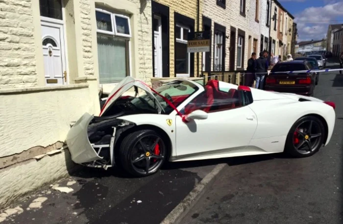 Fotografiile cu super-maşina Ferrari 458 Spider avariată, bolid în valoare de 301.301 de euro, au fost postate pe Twitter de Poliţia din Lancashire. FOTO yahoo.com