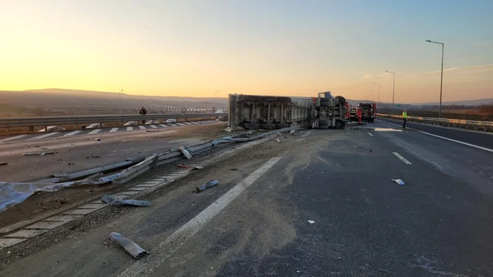 Camion răsturnat pe A 1 în Miercurea Sibiului - şoferul în stare de inconştienţă Foto DRDP Braşov