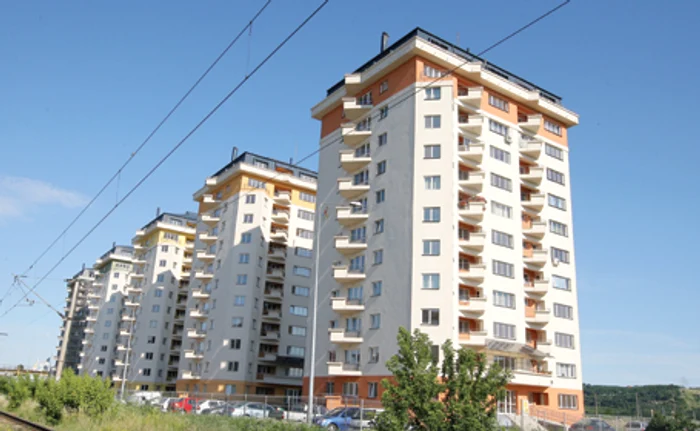 Apartamentele din cartierele rezidenţiale îşi găsesc greu cumpărători