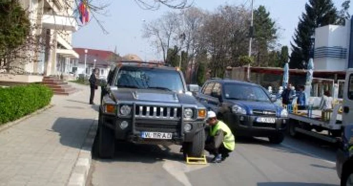 Râmnicu Vâlcea: Maşini cu roţile blocate - Adevărul la minut