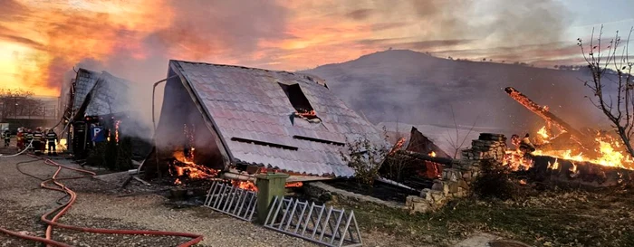 Ferma Dacilor a fost mistuită de flăcări