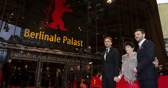 Călin Peter Netzer (stânga), Luminiţa Gheorghiu (centru) şi Bogdan Dumitrache (dreapta), la Festivalul Internaţional de Film de la Berlin FOTO: berlinale.de/Alex Janetzko