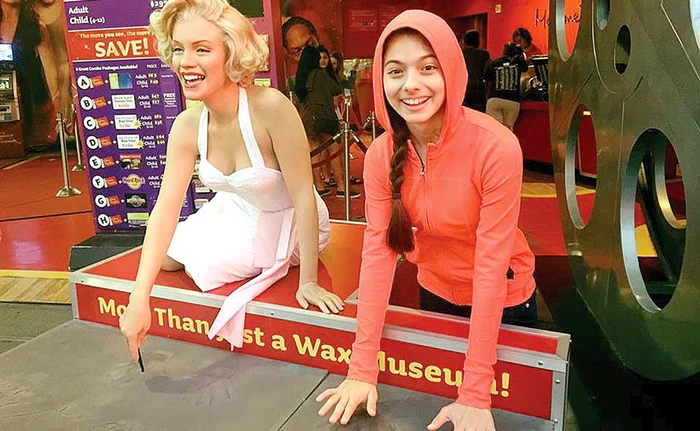 Laura Bretan s-a pozat alături de figura din ceară a lui Marylin Monroe