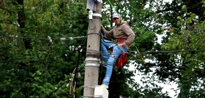 Bărbatul a alunecat şi a rămas atârnat FOTO: Arhivă