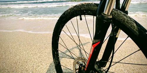 Bicilcetă la malul marii pe nisip FOTO Calin gavrilas jpeg