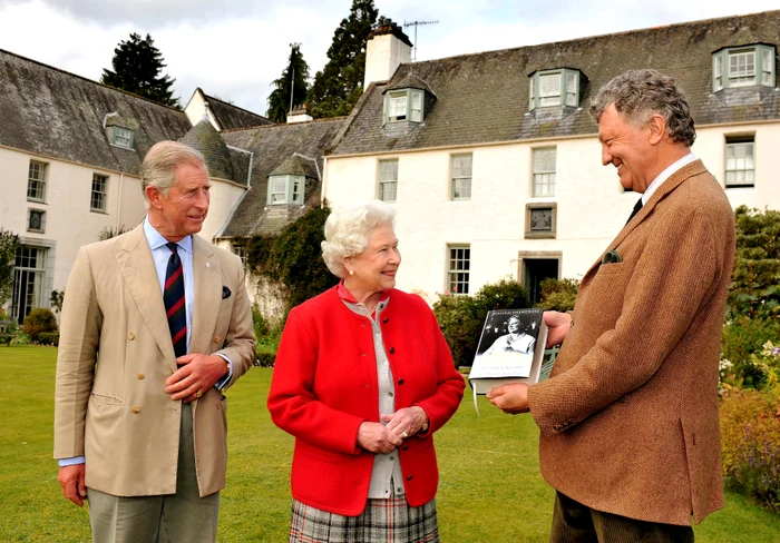 Charles si Regina Elisabeta la Birkhall Manor GettyImages 90640476 jpg