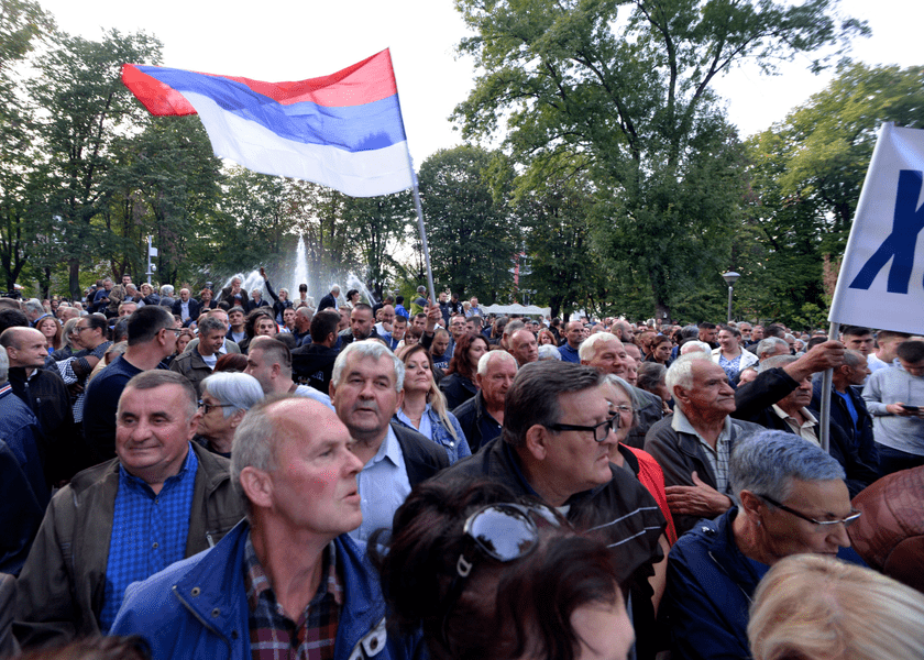 Tensiuni în Bosnia: Mii de opozanţi sârbi bosniaci au protestat față de „fraudele” la alegeri