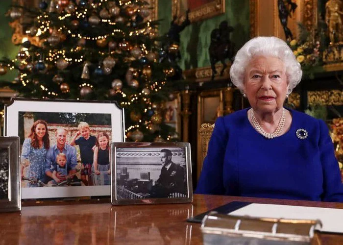 
    Unii găsesc în punga lor de cadou şi budinca de Crăciun preferată de Regină clickpentrufemei.ro  