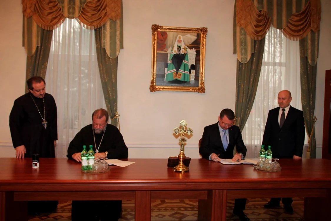 Mitropolitul Vladimir a semnat un acord de colaborare cu Iurie Carp, directorul Agenţiei Turismului