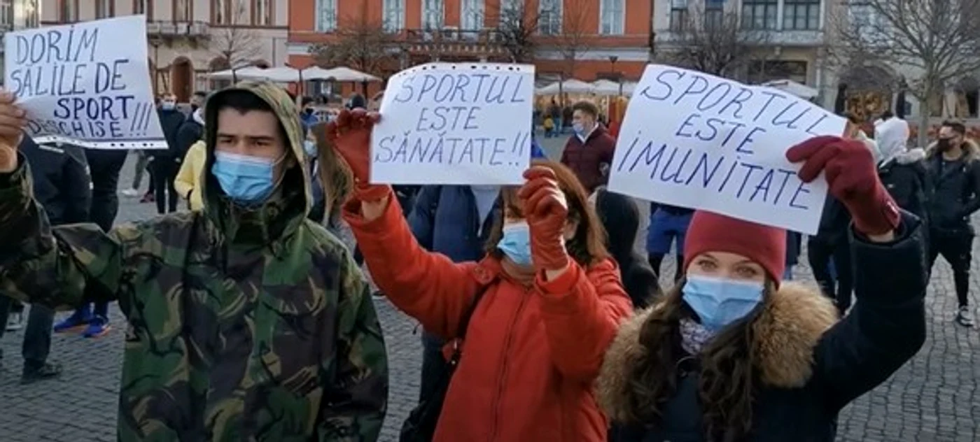 
    La Cluj, tinerii au protestat împotriva închiderii sălilor de sport  