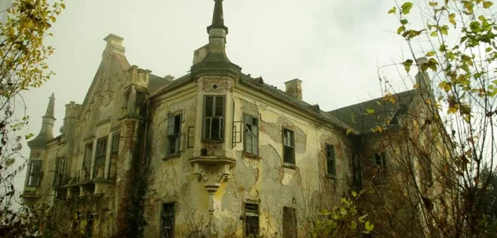 Castelul Teleki, din Ocna Mureş, lăsat în paragină, care ar fi bântuit / foto: Adevărul.ro