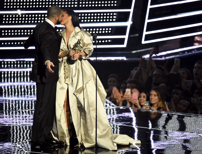 Drake a sărutat-o pe Rihanna pe gât, după ce i-a înmânat premiul