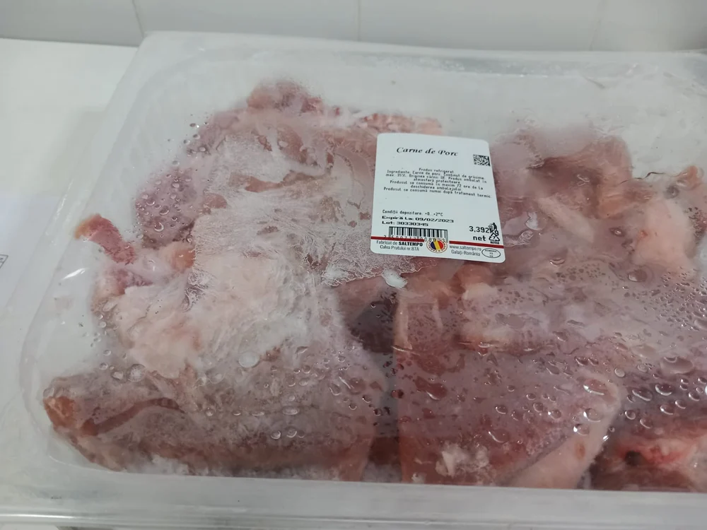Carne congelată expirată în căminele de bătrâni din Galați FOTO: ANPC 