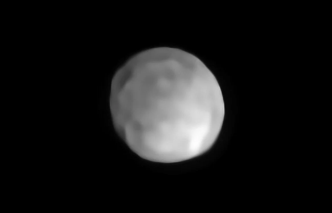Forma sferică a asteroidului este elementul principal care îi lipsea acestuia pentru a fi considerat o planetă pitică. Foto: space.com