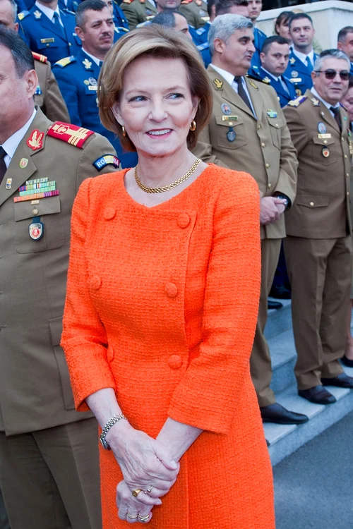 Rafinată, într-o ținută de inspirație militară, dar într-o nuanță clar feminină. FOTO: Casa Regală