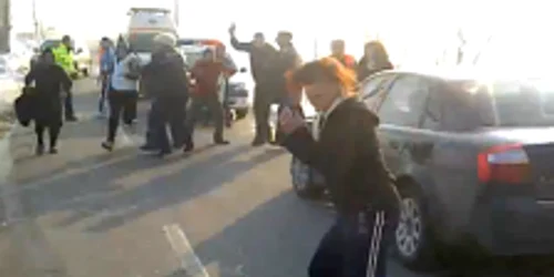 Poliţiştii au fost nevoiţi să tragă două focuri de armă pentru a calma spiritele (captură zoutube.com)