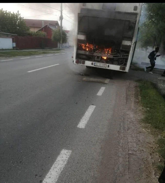Autobuz în flăcări la Tecuci FOTO: FACEBOOK