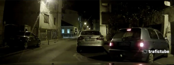 Momentul în care șoferul dărâmă stâlpul de beton