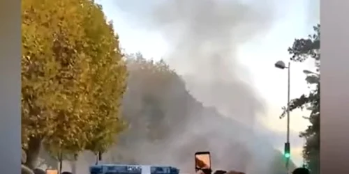 Elevi francezi atacand politia in cursul unor manifestatii COVID-19 Captura YouTube