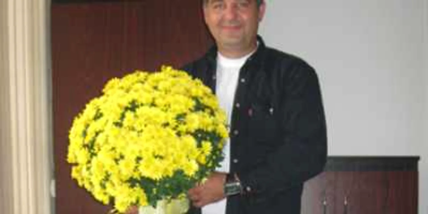 Reşiţa: PORTRET / Ilie Molin transformă florile în artă (GALERIE FOTO)