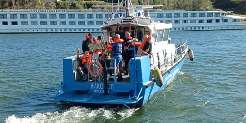 Pasagerii navei eșuate pe Dunăre au fost evacuați FOTO Facebook / Poliția Bulgară