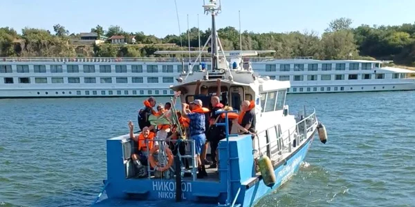 Pasagerii navei eșuate pe Dunăre au fost evacuați FOTO Facebook / Poliția Bulgară