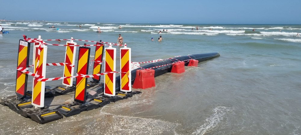 Deversau ape pluviale în mare, pe plaja de la Năvodari. Oamenii susțin că țeava era acolo de mai mulți ani