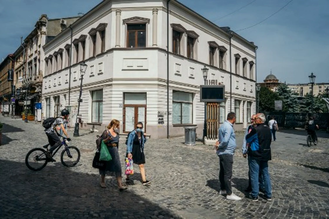 Oamenii sunt obligați să poarte măști în spațiile publice închiseFoto: AFP