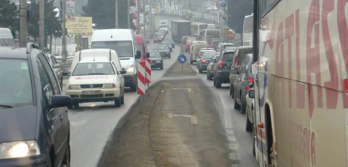 Traficul este îngreunat şi de vreme şi de lucrarile incepute si lasate baltă