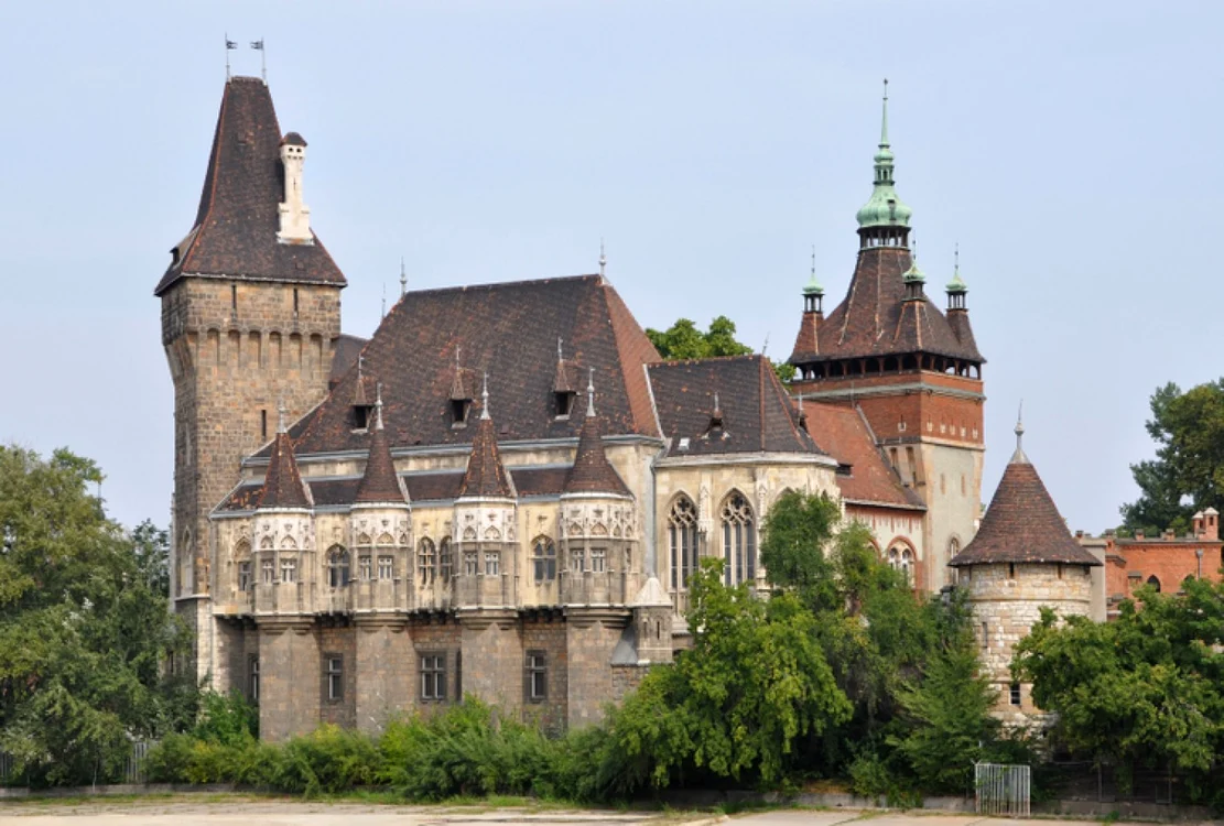 Castelul Vajdahunyad este o atracţie turistică în Budapesta. Sursa: Wikicommons.